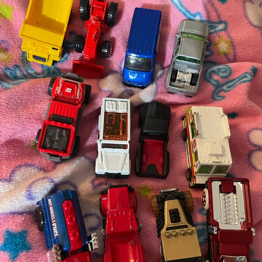 Red Blue Yellow Die-Cast Toy Cars & Vehicles Collection 12 cars Matchbox and Hot